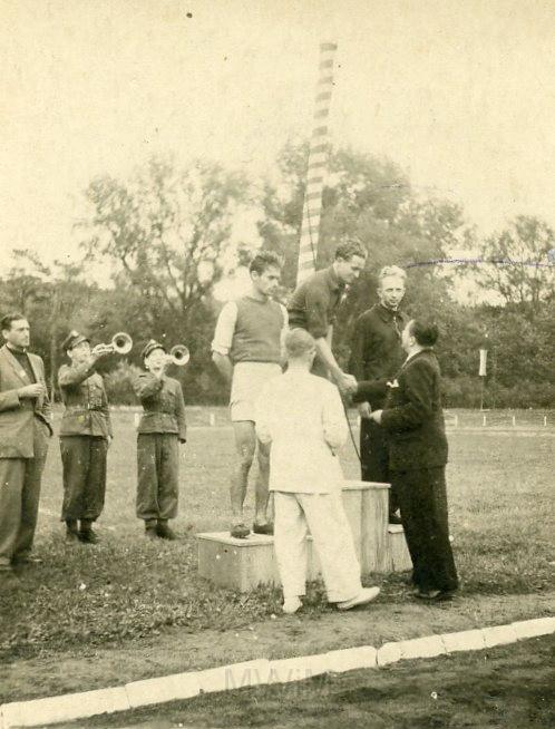 KKE 3465.jpg - Reprezentacja Olsztyna na Igrzyska Ziem Odzyskanych w Szczecinie w lekkiejatletyce. Jan Rutkowski zdobył I miejsce w biegu na 400m przez płotki, Szczecin, 1947 r.